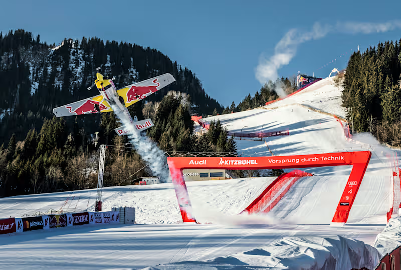 Aeronave acrobática pasando bajo el arco de meta de la Streif en Kitzbühel
